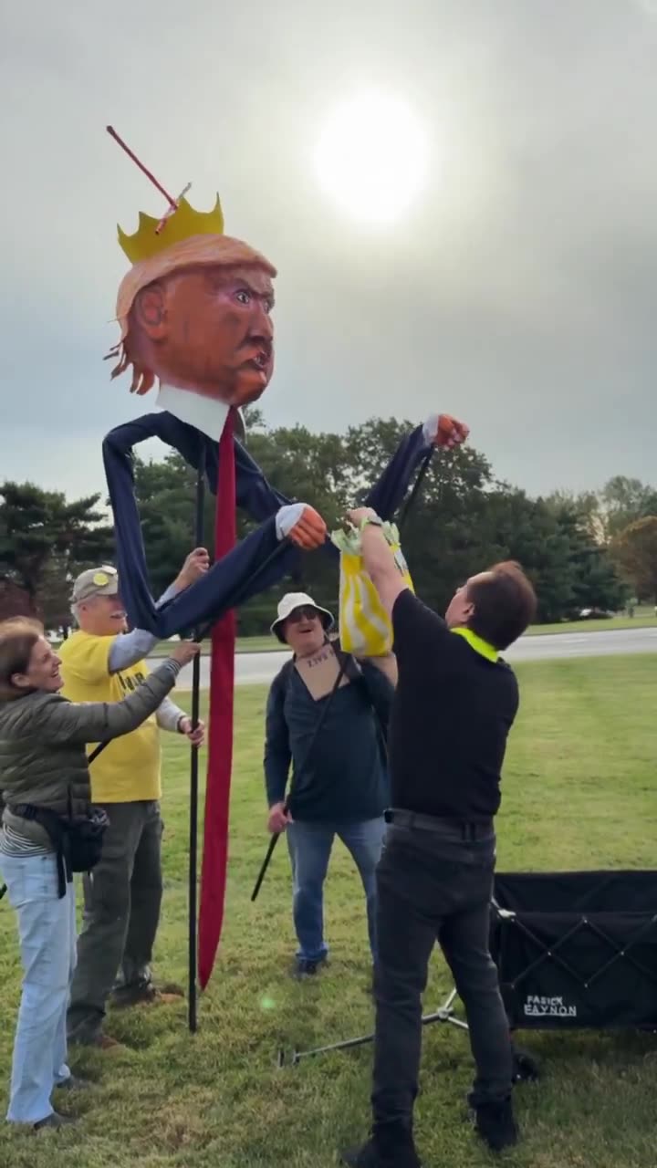 Cringe George Conway shows up at No Kings protest