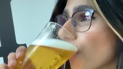 Mia Khalifa Am I doing this football thing right #sinker #wheresmycrisps