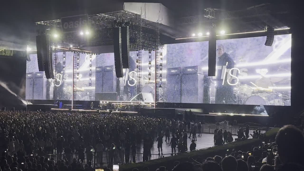 F**king in the Bushes - Oasis Live 25