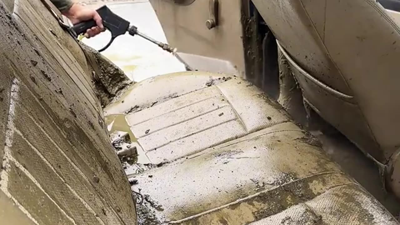 Satisfying cleaning a very dirty car