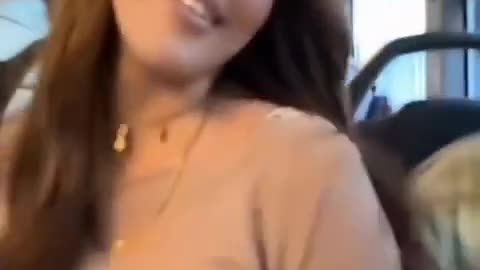 Mujer mora, se enfurece con 2 chicas en el bus por no llevar Hiyab...