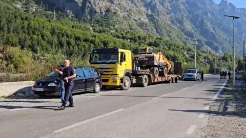 Rama i sulet Valbonës! Çon policinë dhe fadromat për të prishur bujtinat prej druri