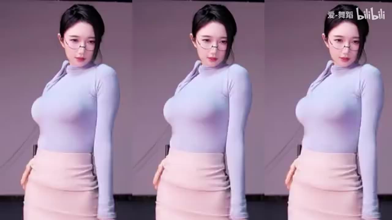 Hot Dance with a Snakelike Waist – Sensual & Flexible Moves