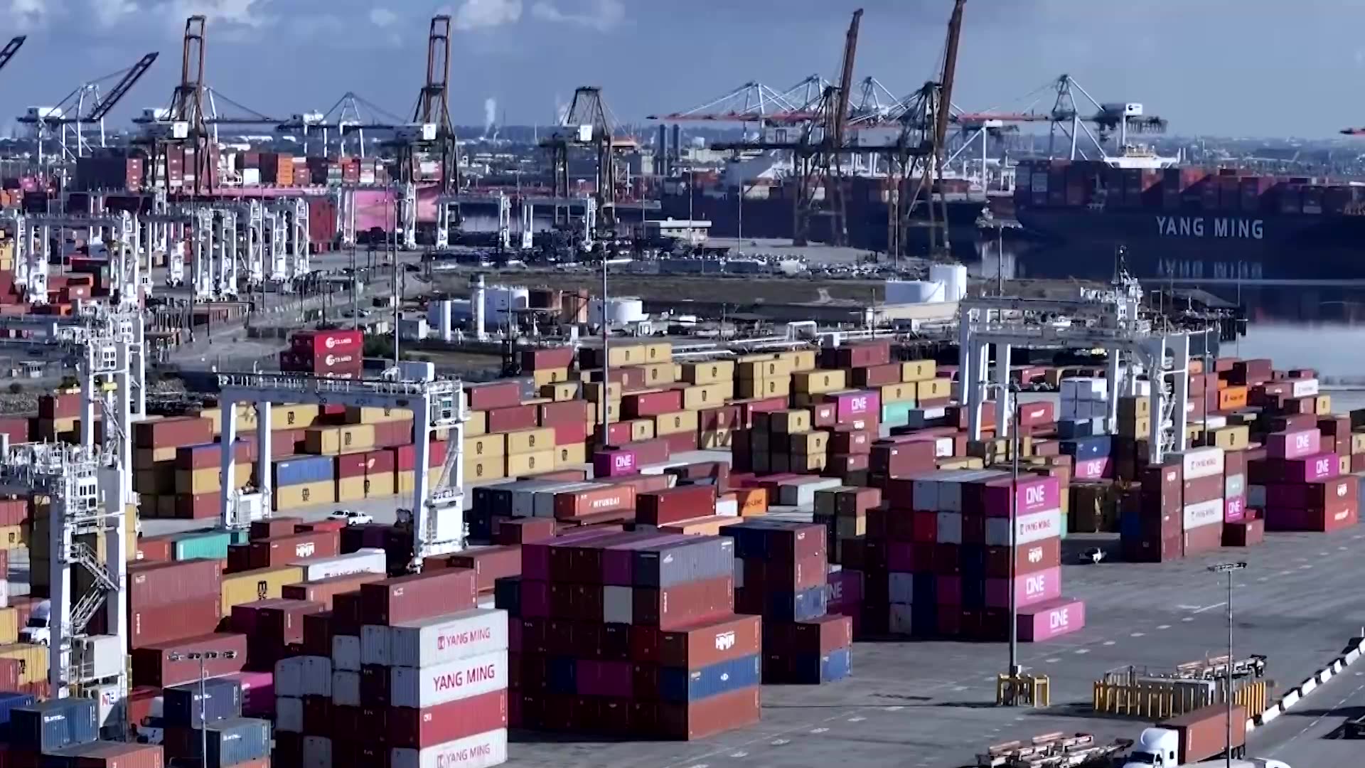 Trump not willing to cut U.S. tariffs on China to start talks