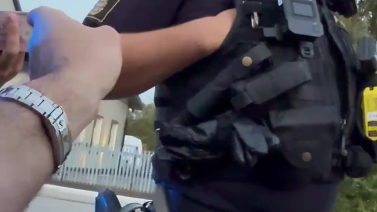 Bilförare och poliser i gräl