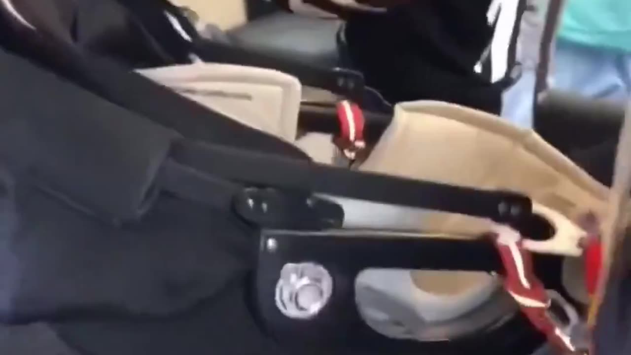 The usual suspects beat and rob a girl and no one intervenes. We can't get used to this.