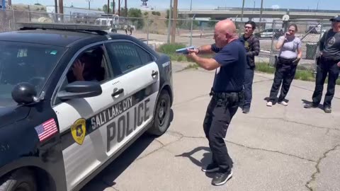 Vehicle extraction_reaction to a gun presentation on approach