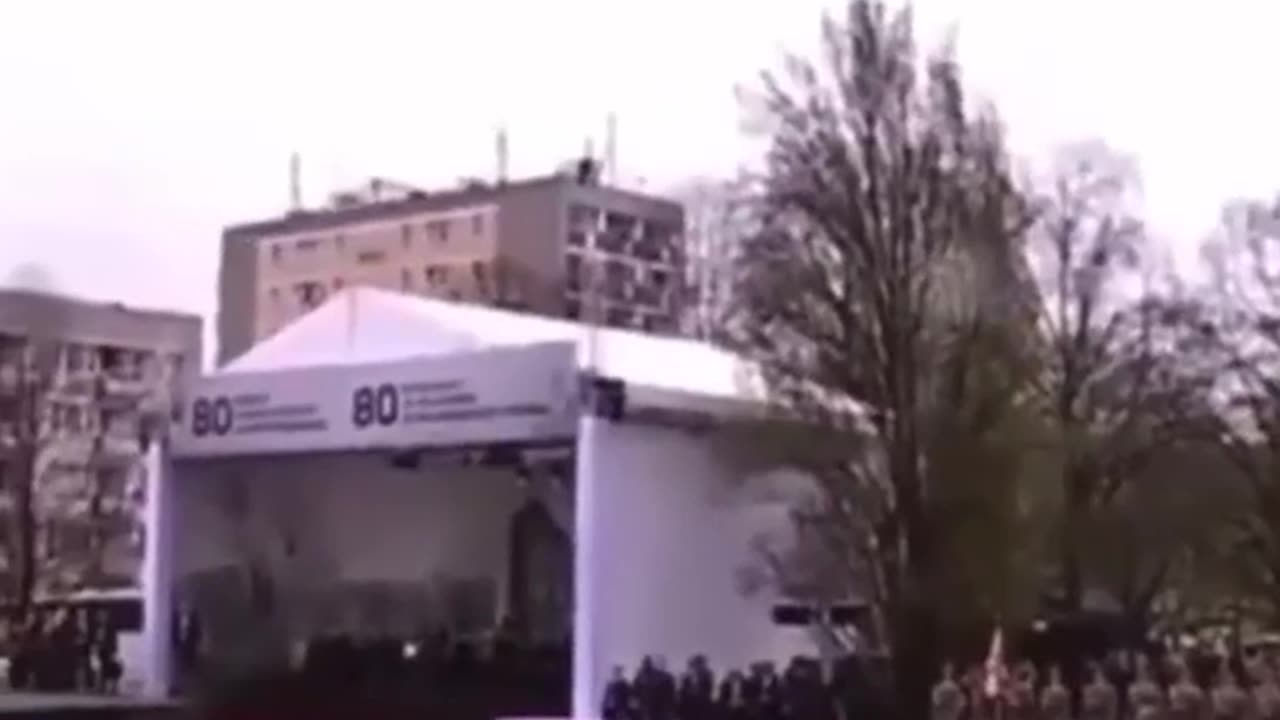 Sobreviviente de Auschwitz agradece al Ejército Soviético en Varsovia