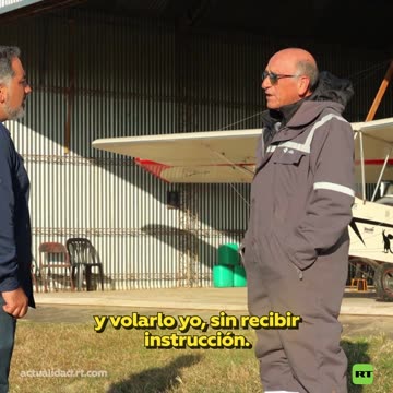 El carpintero que construye y vuela sus propios aviones