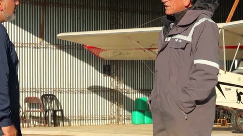 El carpintero que construye y vuela sus propios aviones