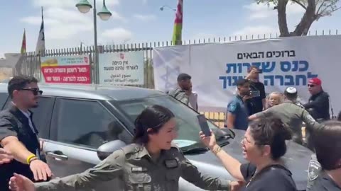מפגינים חסמו את רכבה של ח"כ נעמה לזימי בכניסה לכנס שדרות לחברה וחינוך