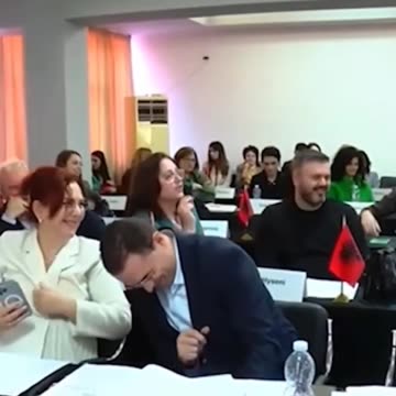 VIDEO/ Batuta epike e këshilltarit bashkiak në Vlorë: Na e bëtë ujësjellësin si kantinë vere