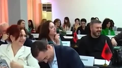VIDEO/ Batuta epike e këshilltarit bashkiak në Vlorë: Na e bëtë ujësjellësin si kantinë vere
