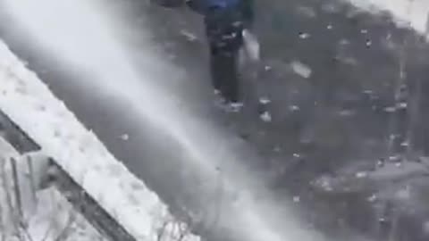 SNOW WAGIE