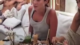 Turista se niega a quitarse los zapatos en cafetería de Tailandia