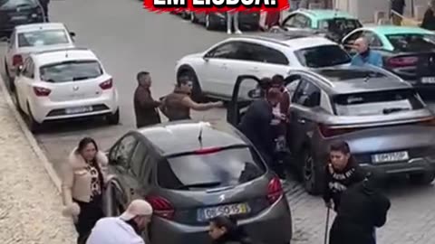Cigano esfaqueia Indostânico em plena luz do dia no meio da rua. ACORDA PORTUGAL