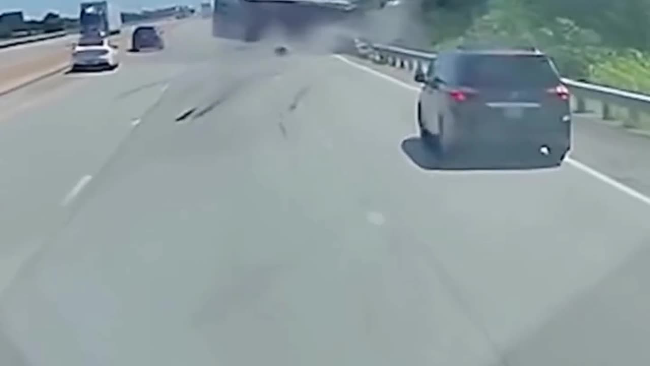 🚨 Semi-Truck Plunges Off Oklahoma Bridge After High-Speed Crash!