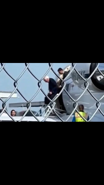 Bernie "Climate Hero" Sanders Says He Won't Stop Flying in Private Jet