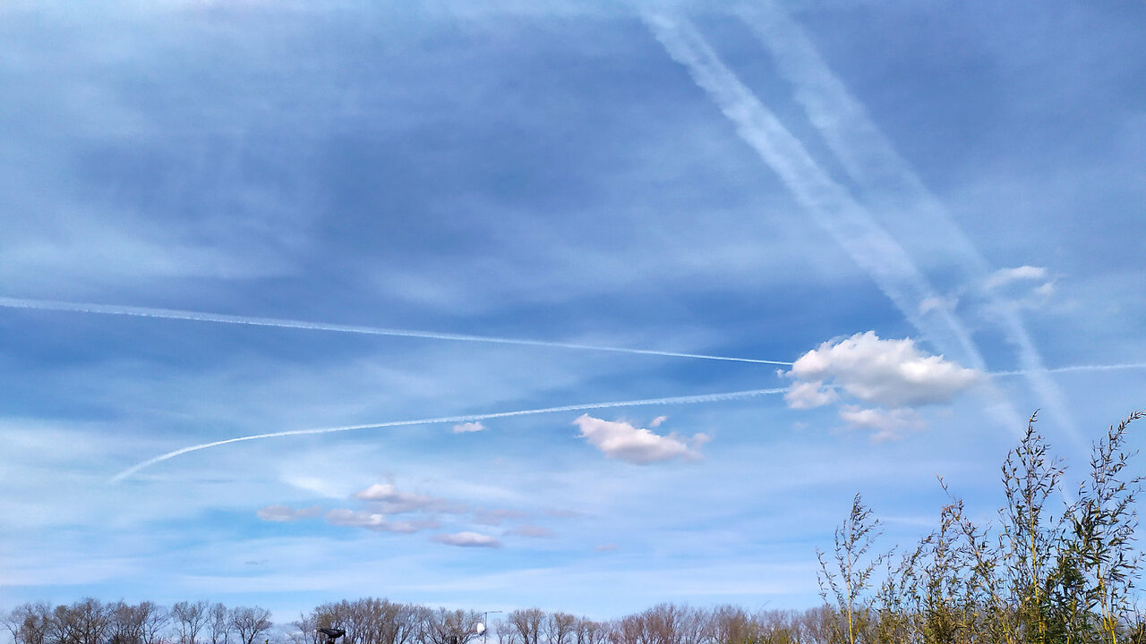 Artificial cirrus clouds over Prague 2025-04