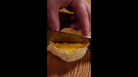 The dumpling skin is amazing! The air fryer turns into a bursting egg tart in 5 minutes