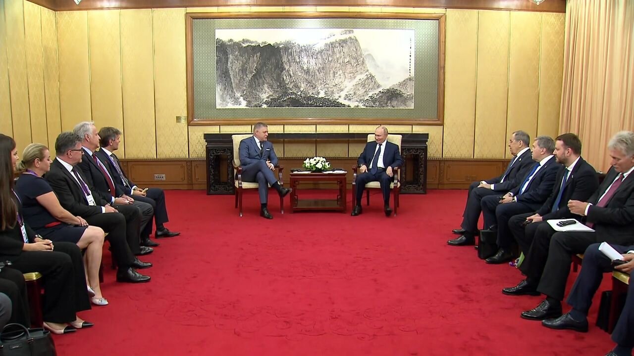 Rozhovor Roberta Fica s Vladimirem Putinem v Pekingu na okraj oslav 80. výročí konce II. sv. války!