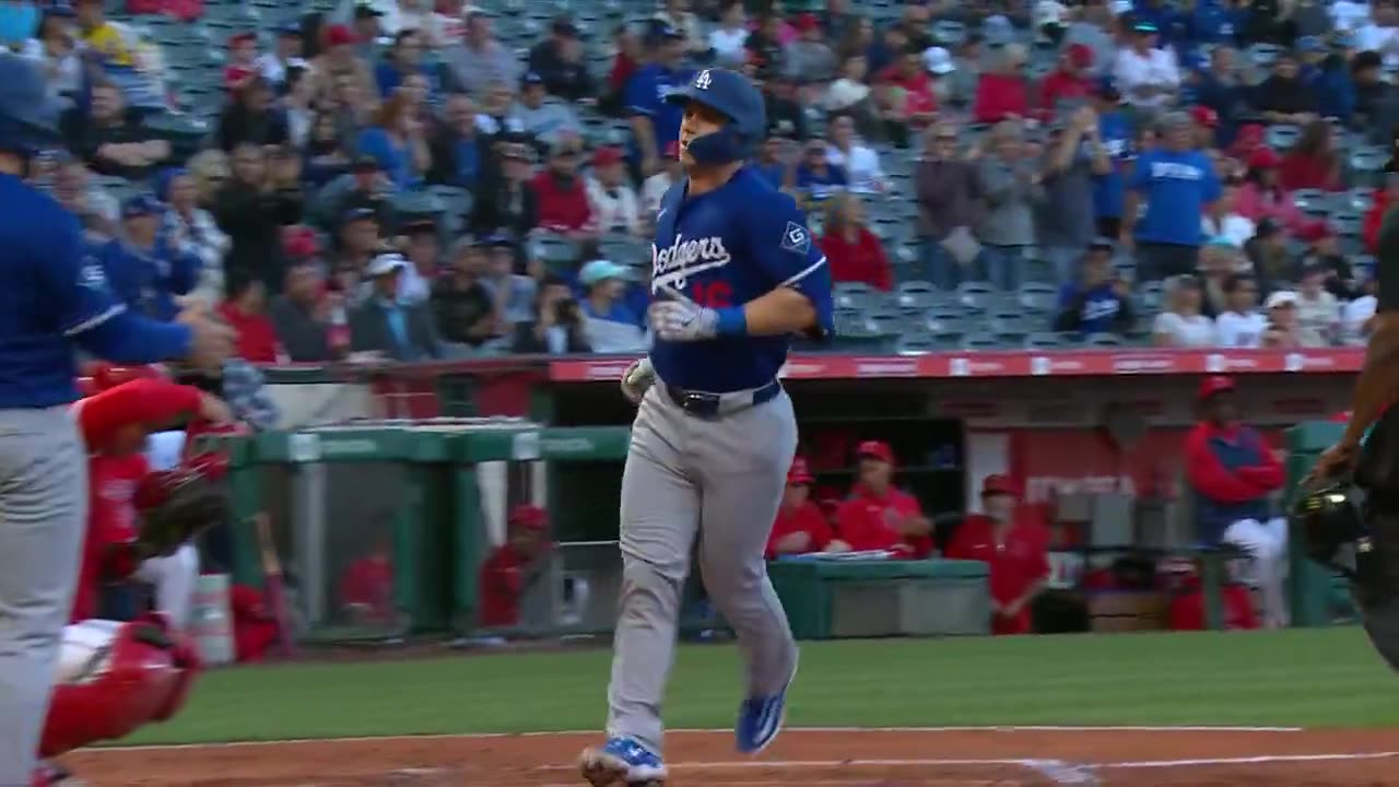 MLB - Will Smith puts the Dodgers on the board with this blastš„