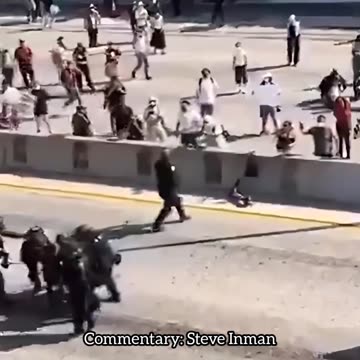 Los Angeles: Protestor tries to run thru cops and fails