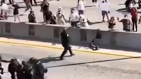 Los Angeles: Protestor tries to run thru cops and fails