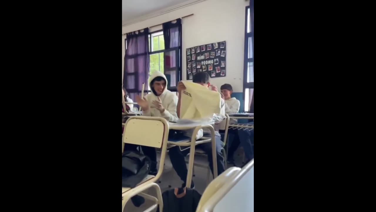 Quick Smile: Student had no money, his classmates chipped in for him... Tears