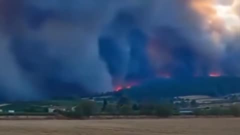 Incendio forestal masivo afecta el sur de Francia