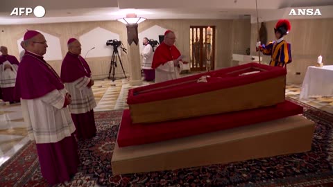 NOTIZIE DAL MONDO Il Papa nella bara APERTA; casula rossa e rosario tra le mani.il cadavere di Papa Francesco è stato deposto nella Cappella di Santa Marta.bisogna sempre verificare che sia morto davvero,non si sa mai...