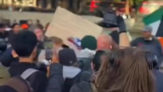 British patriot not afraid of Islamic mob. Hero.