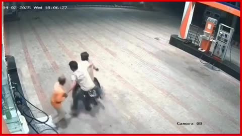 Amroha: Brave Petrol Pump Salesman Foils Robbery Attempt, CCTV Footage Goes Viral