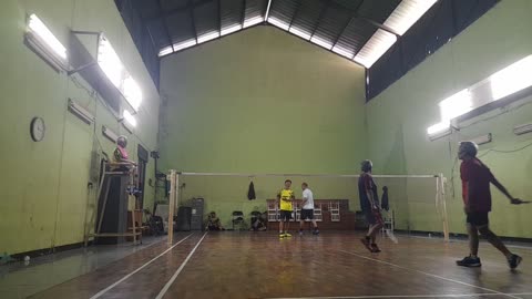 Elderly Smash! Grandpa Shows Off His Badminton Skills
