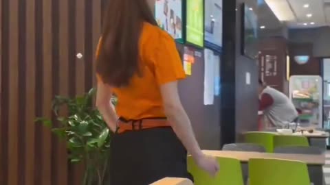 🇨🇳 Chinese waitress robot serves customers