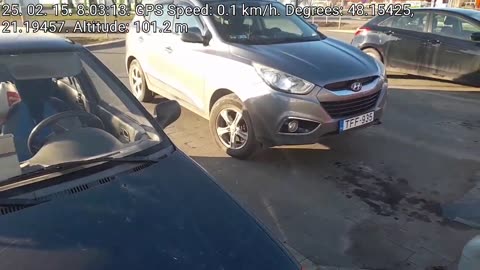 Egy nagyon érdekes parkolás. Ilyet se láttam még.