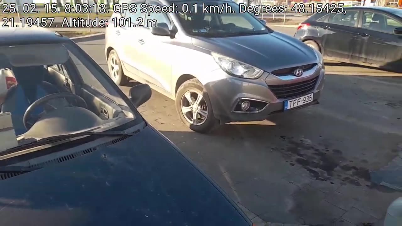 Egy nagyon érdekes parkolás. Ilyet se láttam még.
