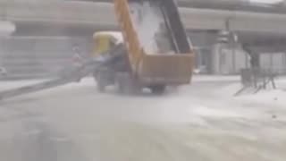 Un volquete derriba señalización elevada