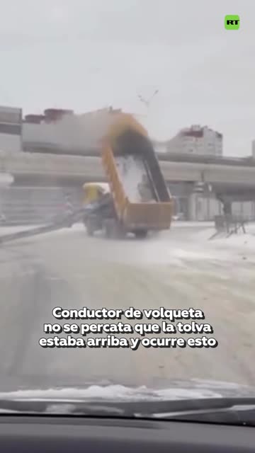 Un volquete derriba señalización elevada