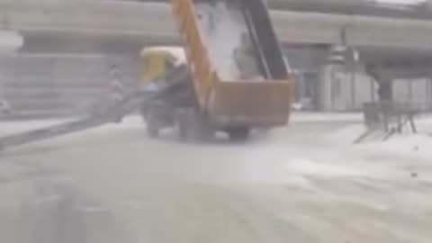 Un volquete derriba señalización elevada