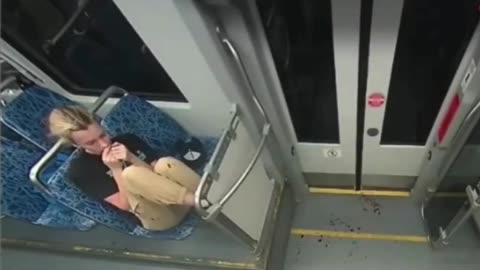 IMAGEM SENSÍVEL: ESQUERDISTA ATACA UCRANIANA NO METRÔ E MATA.