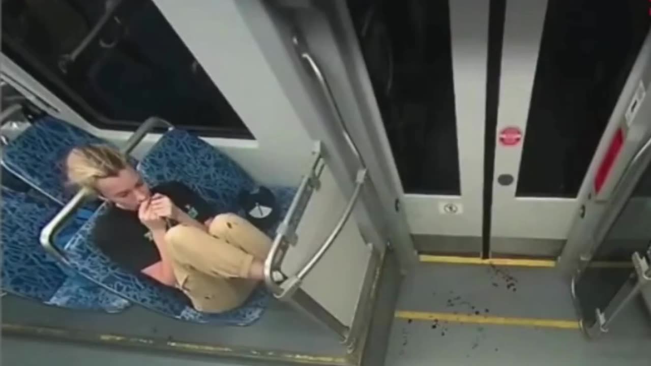 IMAGEM SENSÍVEL: ESQUERDISTA ATACA UCRANIANA NO METRÔ E MATA.