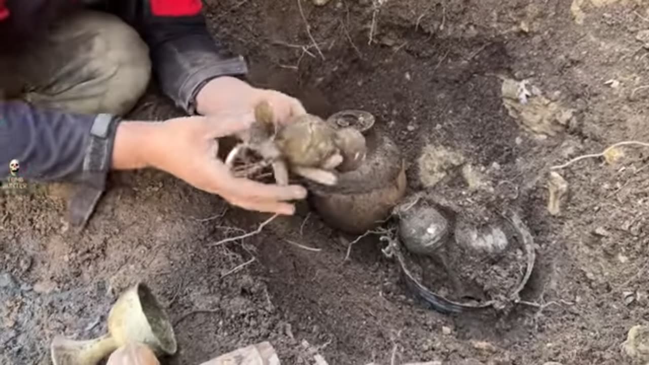 finds from inside the grave