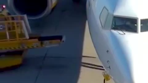 Why Does the Boeing 737 Have FLAT ENGINES?!