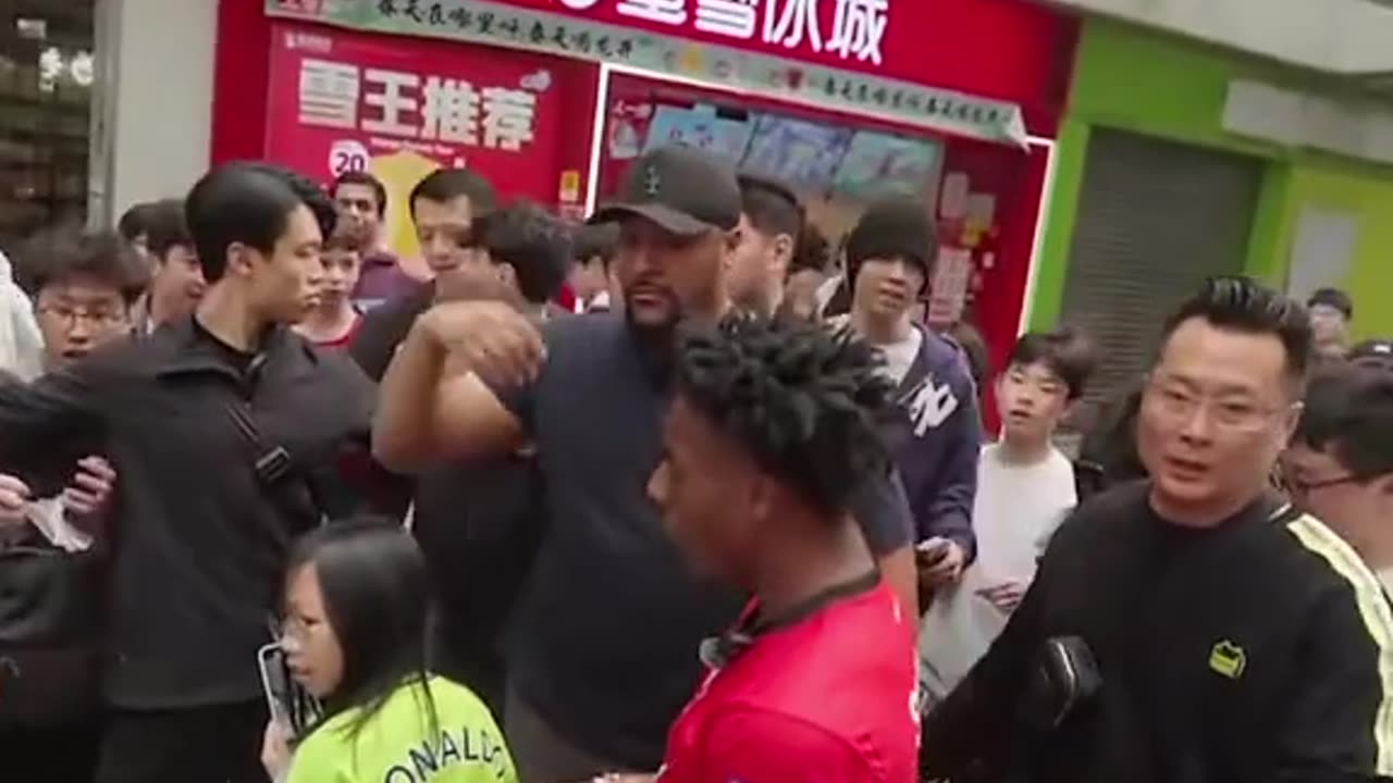 IShowSpeed just arrived in Hong Kong and is already being followed by thousands of fans with gifts 😳
