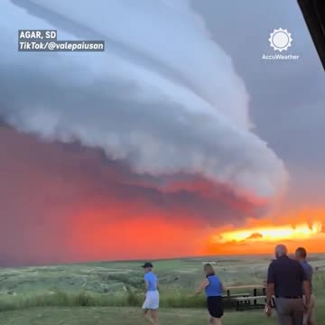 🚨 MASSIVE SUPERCELL ERUPTS OVER SOUTH DAKOTA