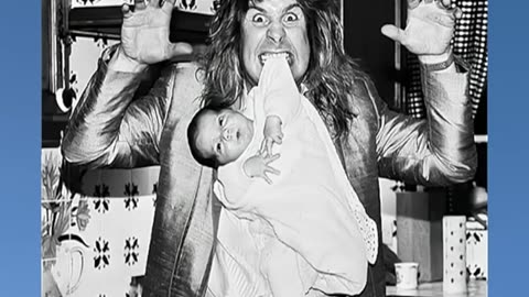 Ozzy Osbourne en casa apenas dos semanas después del nacimiento de su hijo Jack en 1985