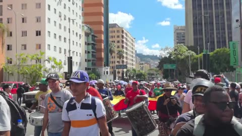 Jóvenes venezolanos exigen liberación de Maduro y Flores