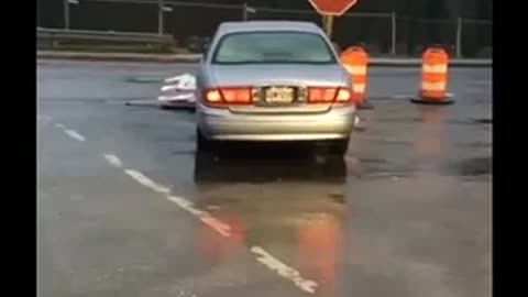 Il réveille un conducteur endormi