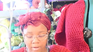 Playing yarn chicken but it's really playing me 🧶🤌🏽